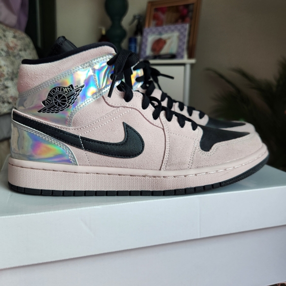 Women's Air Jordan 1 Mid - Picture 1 of 7
